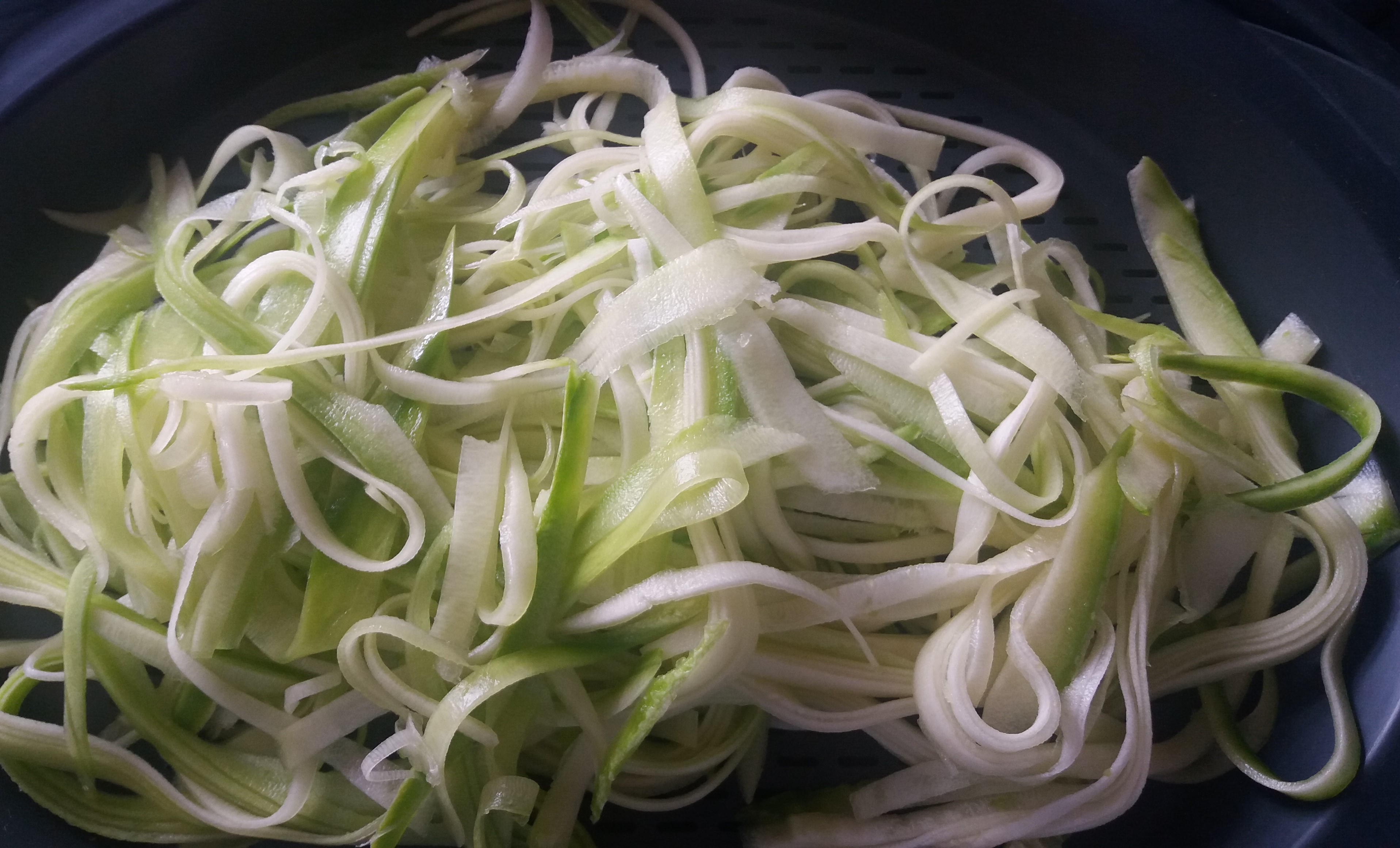 Salmón con zoodles de calabacín y quinoa con Thermomix®