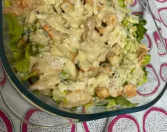 Step <p>Pon un bol sobre la tapa del vaso, pesa el pollo y añade al bol el pimenton, la sal y el aceite. Mezcla bien y reserva. Envuelve en film transparente el pollo macerado (asi evitaras se manche el varoma). </p><p>Pon el agua en el vaso Introduce el cestillo con los huevos y coloca el varoma en su posicion con el pollo. Tapa el varoma y programa 11 min/Varoma/vel 1. Retira el Varoma y reserva. Saca el cestillo ayudandote de la muesca de la espatula . Deja enfriar los huevos y los pelas. Lava y seca el vaso y la tapa</p> illustration