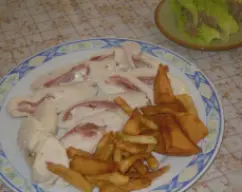 Step <p>Coloca la las lonchas de bacon (yo pongo 5) sobre un cuadrado de film transparente y sobre estas la pechuga de pollo bien extendida, untala con un pincel con la salsa barbacoa. </p> illustration