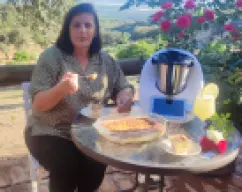 Step <p>Decorar con tranquilidad y poner al frío después de terminar la receta al menos 4 o 5 horas</p> illustration