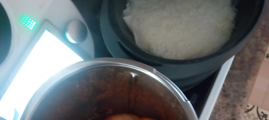 POLLO A LA CATALANA CON GUARNICION DE ARROZ Y MACARRONES