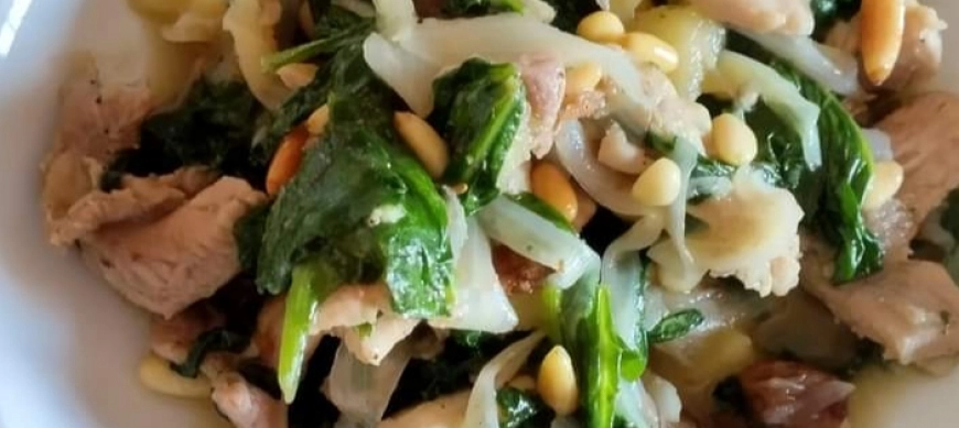 Pollo con espinacas, manzana, pasas y piñones con Thermomix®