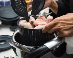 Step <p><span style="font-weight: normal;">Comenzamos la receta cortando la </span>zanahoria <span style="font-weight: normal;">y el </span>puerro <span style="font-weight: normal;">en rodajas.<br><br></span><span style="font-weight: normal;">Colocamos los </span>huesos<span style="font-weight: normal;">, el </span>pollo<span style="font-weight: normal;">, el </span>jamón<span style="font-weight: normal;">, el </span>puerro <span style="font-weight: normal;">y la </span>zanahoria <span style="font-weight: normal;">en el <u>cestillo</u> de manera que este se pueda cerrar </span><span style="font-weight: normal;">correctamente.</span><span style="font-weight: normal;"><br></span></p> illustration