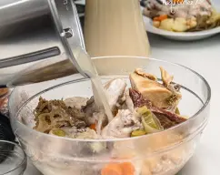 Step <p><span style="font-weight: normal;">Nos vamos al vaso que contiene el caldo </span><span style="font-weight: normal;">y rellenamos con </span>agua<span style="font-weight: normal;"> hasta el máximo.</span></p><p><span style="font-weight: normal;">Lo ponemos</span> 5 min/varoma/vel.2<span style="font-weight: normal;"> y cuando finalice </span><span style="font-weight: normal;">añadimos la mitad del caldo a nuestros ingredientes del bol y el resto del caldo lo guardamos para nuestra </span><span style="font-weight: normal;">conveniencia (para una sopa, una base de arroz o de otro guiso).</span></p> illustration