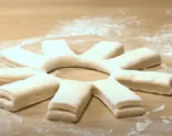 Step <p>Coloca la mariposa en las cuchillas. Añade 400 g de setas,pollo, sal y la pimienta. Rehoga 10 min/120°C/vel cuchara y giro a la izquierda.</p><p><br></p> illustration