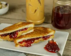 Step <p>Pon los cacahuetes en una bandeja de horno y, con el horno frío (sin precalentar), tuéstalos durante 15 minutos (180°C). Retira del horno y de la bandeja y deja enfriar 15 o 20 minutos.</p> illustration