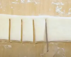 Step <p>Pones horno a precalentar 180º y mientras la montas: haces un rectángulo, lo doblas y le haces pequeños cortes hasta la mitad de la masa a lo largo. Das forma de rosca y pegas los extremos. Pintas con un poco de agua y un pincel. Lista para hornear 20min a 180º. Sacas del horno y dejas enfriar.</p><p> </p><p><br></p><p><br></p> illustration