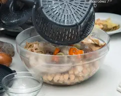 Step <p><span style="font-weight: normal;">Una vez finalizado el tiempo, pasamos los ingredientes del cestillo a un bol y añadimos los del varoma y los de la bandeja del varoma.</span></p> illustration