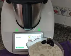 Step <p>Pon las almendras en remojo durante una par de horas. Escurre y reserva.</p> illustration