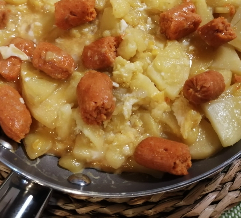 PATATAS, HUEVOS ROTOS Y CHISTORRA DE MERLUZA CON THERMOMIX®