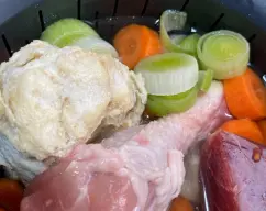 Step <p><span style="font-weight: normal;">Agregamos el </span>agua <span style="font-weight: normal;">dejando espacio para que hierva ,sin salirse del vaso. (* Observa la señal en la foto).A</span></p> illustration