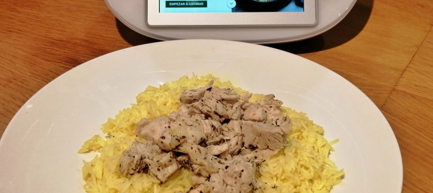 Arroz basmati a las hierbas con pollo, cebolla y azafrán