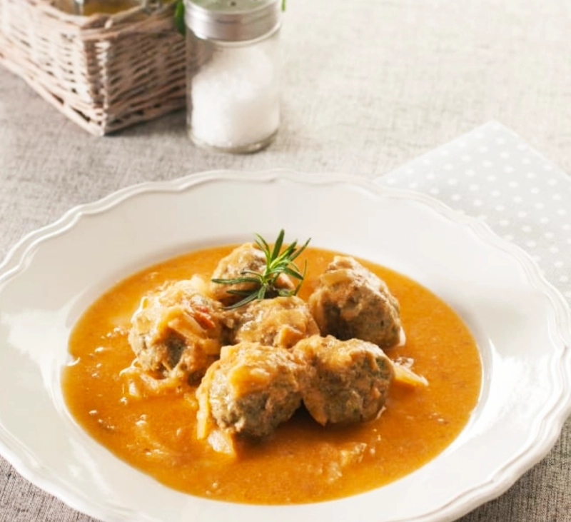 Albóndigas al vapor con tomate fresco al romero.