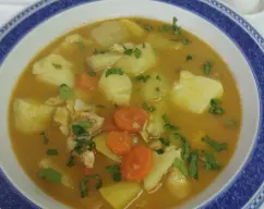 Step <p>Sitúa el recipiente Varoma en su posición y pon el pescado. Programa 10 min/Varoma/vel 1. Retira el Varoma, con la muesca de la espátula, extrae el cestillo. Pon las patatas , zanahorias y el pescado en una sopera .<br /><br /><br />
</p><p><br /><br /><br />
</p><p><br></p> illustration