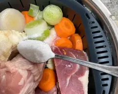 Step <p><span style="font-weight: normal;">En el <u>vaso</u> del thermomix agregamos 30 gr. de la </span>harina <span style="font-weight: normal;">que hemos preparado, colocamos el cestillo con el resto de ingredientes y le añadimos una cucharadita de </span>sal<span style="font-weight: normal;">. </span></p> illustration