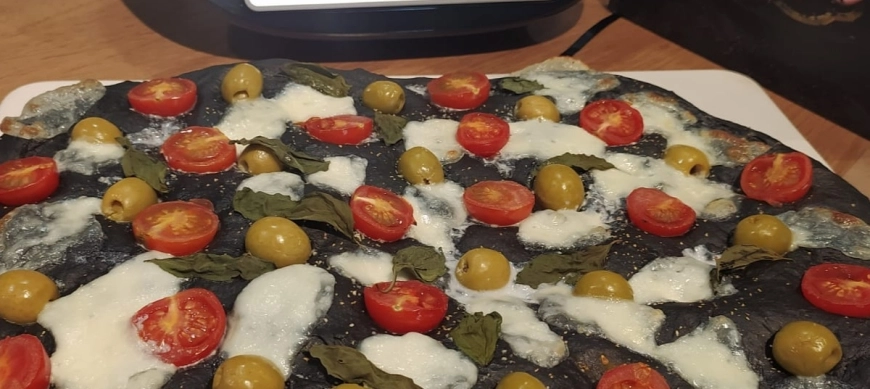 FOCACCIA NEGRA CON MOZZARELLA, TOMATES CHERRY Y ACEITUNAS CON THERMOMIX
