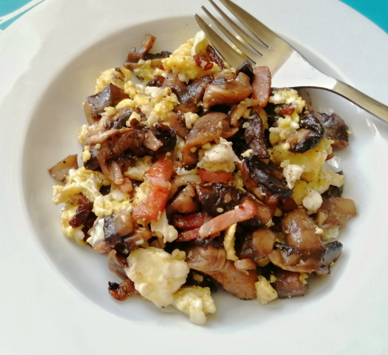 Huevos revueltos con beicon y champiñones salteados con Thermomix