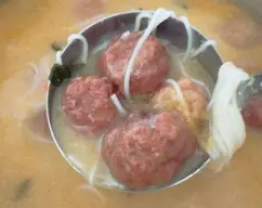 Step <p>Para preparar la masa de las albondigas lo primero picamos perejil, zanahorias, el pan rallado con perejil y ajo o pan rallado solo, la leche, los huevos, sal, pimienta y resto especias 10 seg/vel.5 oviendo con la ayuda de la espatula. Mezclamos bien y añadimos la carne picada y mezclamos de nuevo con la espatula. <br /><br /><br />
</p><p><br /><br /><br />
</p><p><br></p> illustration