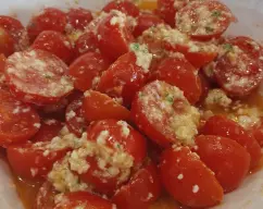 Step <p>Pon en el vaso el tomate, las almendras, las hojas de albahaca, el ajo, la sal , la pimienta y el queso a trozos. tritura 20 seg/vel. 6.</p> illustration