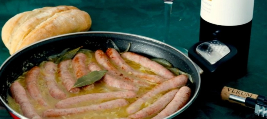 SALCHICHAS AL VINO