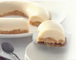 Step <p> Pon las galletas en el vaso y tritura 10 seg./vel. 5-10. Añade la mantequilla derretida y mezcla bien. Programa 5seg./vel. 4. Termina de mezclar con la espatula y coloca esta base en un molde desmoldable con papel film en el fondo. Prensa bien la mezcla y metelo en el congelador.</p> illustration