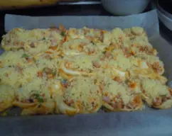 Step <p>Pones en la encimera un poco de harina y extiendes la masa todo lo que puedas y la rellenas como un pizza a tu gusto. La enrollas y haces un rulo que vas cortando en ruedas del grosor de un dedo. en la bandeja de horno previamente forrada con papel de horno vas poniendo las ruedas . Las espolvoreas con el queso rallado y oregano por encima y la dejas reposar hasta que crezca y doble su volumen. un chorrito de aceite. <br><br></p> illustration