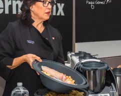 Step <p><span style="font-weight: 400;">Colocamos la tapadera con el cubilete y dejamos cocinar a </span>temperatura 100º/vel. 2 durante 45 min<span style="font-weight: 400;">. Esta temperatura es solo para hacer caldo, sin utilizar el varoma. <br><br></span><span style="font-weight: normal;">Al tratarse de una cocción larga, podemos aprovechar y utilizar el varoma para poner más alimentos y hacerlos al vapor, al mismo tiempo que el caldo, como garbanzos, habicholillas, patatas, más carne, huevo duro,... En este caso, hay que </span>cambiar a temperatura varoma<span style="font-weight: normal;"> para que se hagan los alimentos que hemos puesto en el varoma.</span><span style="font-weight: 400;"><br></span></p> illustration