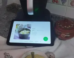 Step <p>Coloca una jarra sobre la tapa del Thermomix, pesa en ella el aceite de girasol. Reserva.</p> illustration