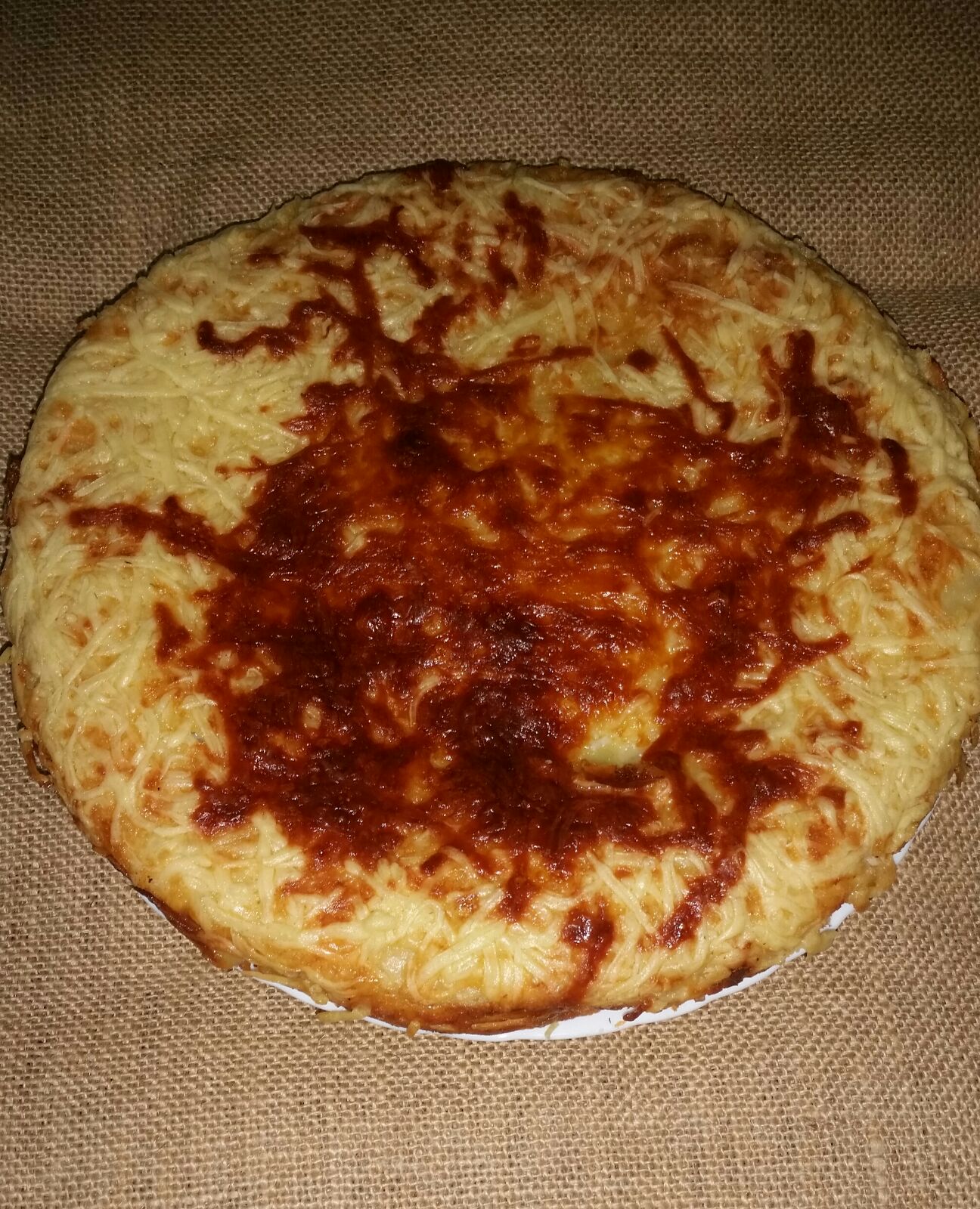 Pastel de patatas con relleno de beicon y queso.