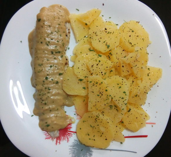 MERLUZA EN SALSA CON PATATAS