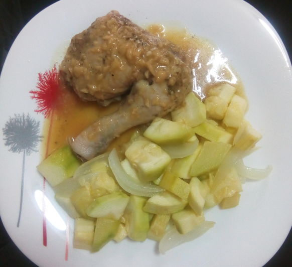 MUSLO DE POLLO EN SALSA DE AJITOS CON GUARNICIÓN DE CALABACIN Y CEBOLLA