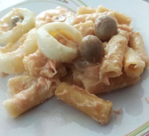 Macarrones con salmón, calamares y champiñones