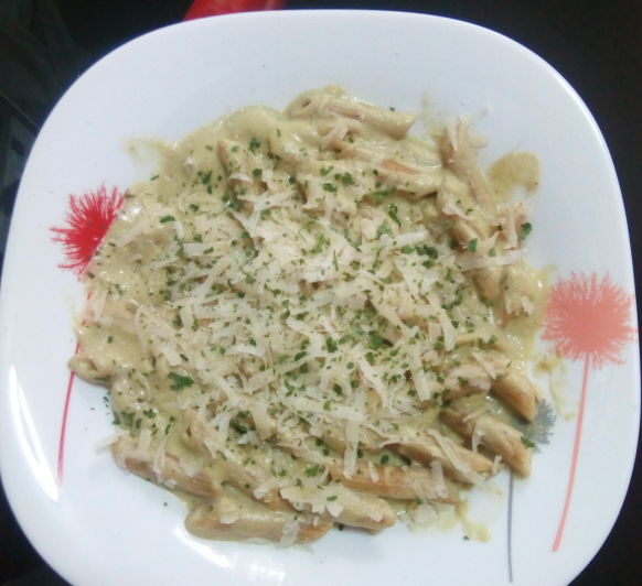 MACARRONES INTEGRALES CON SALSA DE CALABACÍN