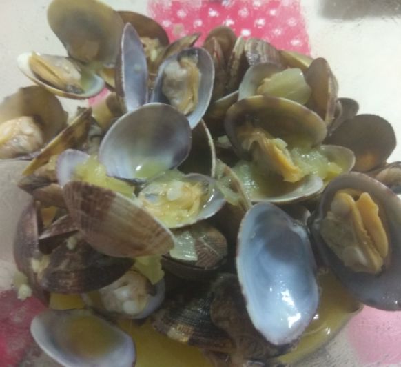 Almejas con ajito y jamón