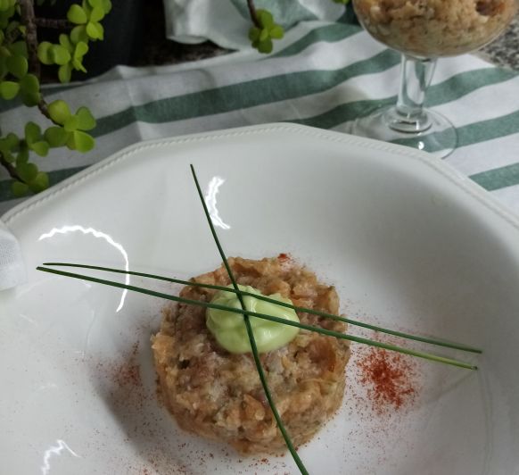 TARTAR DE SALMON CON ESPUMA DE CEBOLLLINO