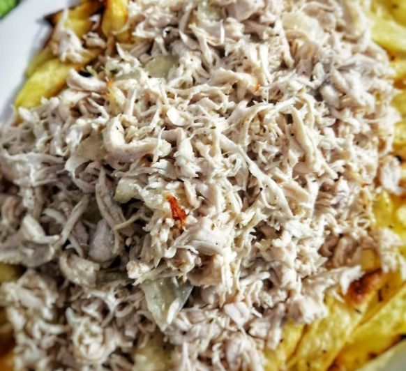 POLLO Y CEBOLLETA DORADOS Y DESHILACHADOS